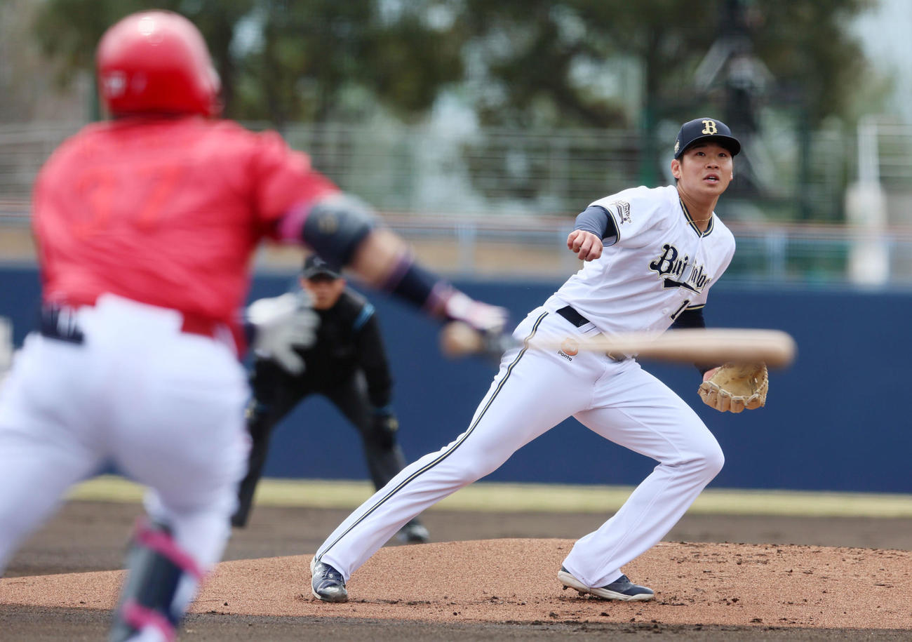 オリックス対広島　1回表広島無死一塁、野間を二ゴロに仕留める山下（撮影・加藤哉）