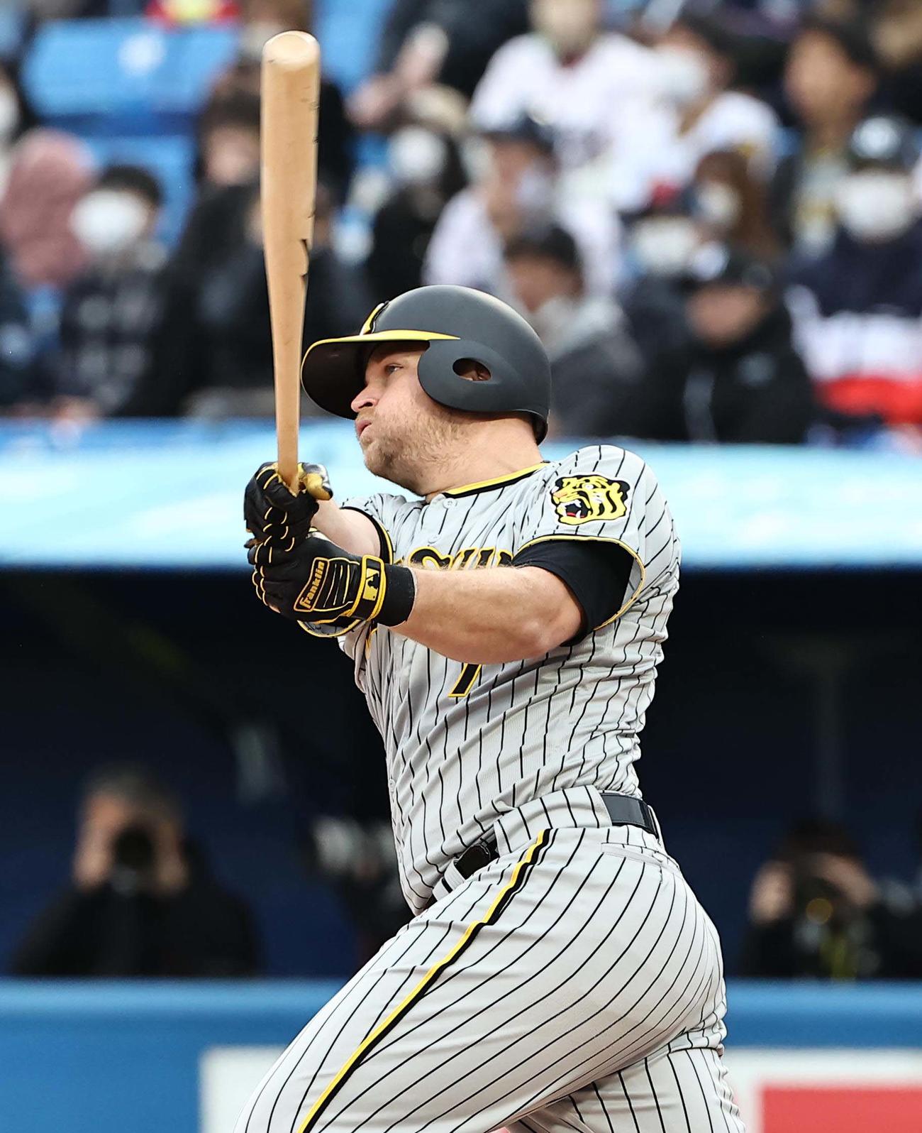 ヤクルト対阪神　7回表阪神2死一塁、ノイジーは左へ適時二塁打を放つ（撮影・上田博志）