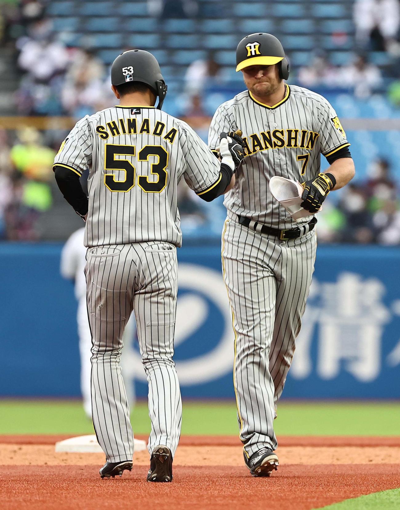 ヤクルト対阪神　7回表阪神2死一塁、適時二塁打を放ったノイジーは代走の島田とグータッチをする（撮影・上田博志）