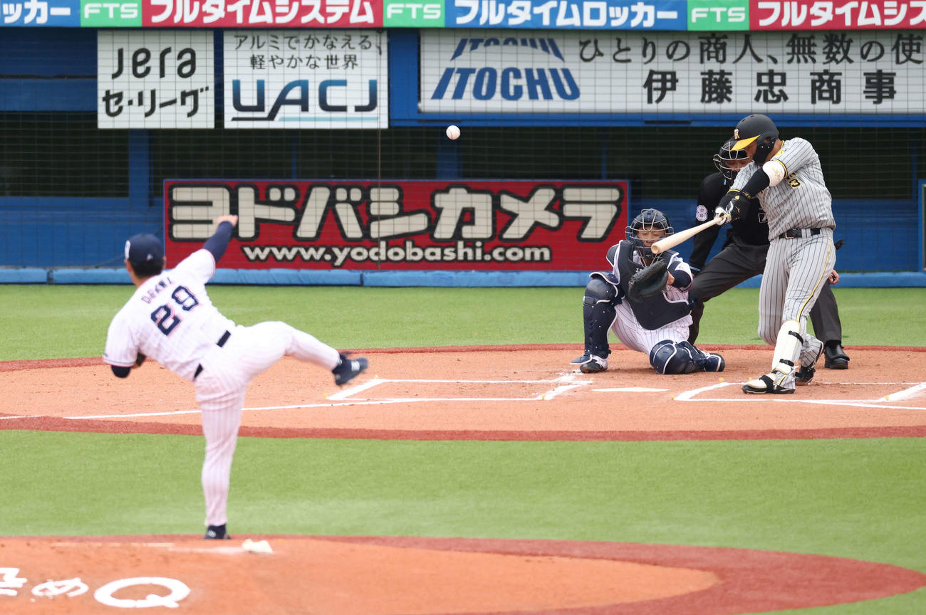 ヤクルト対阪神　1回表阪神2死一塁、先制適時三塁打を放つ大山。投手小川（撮影・河田真司）