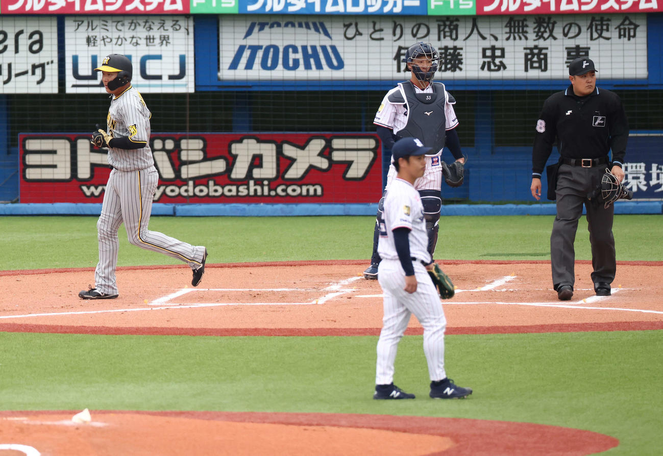 ヤクルト対阪神　1回表阪神2死三塁、佐藤輝の左前適時打で生還する大山。投手小川（撮影・河田真司）