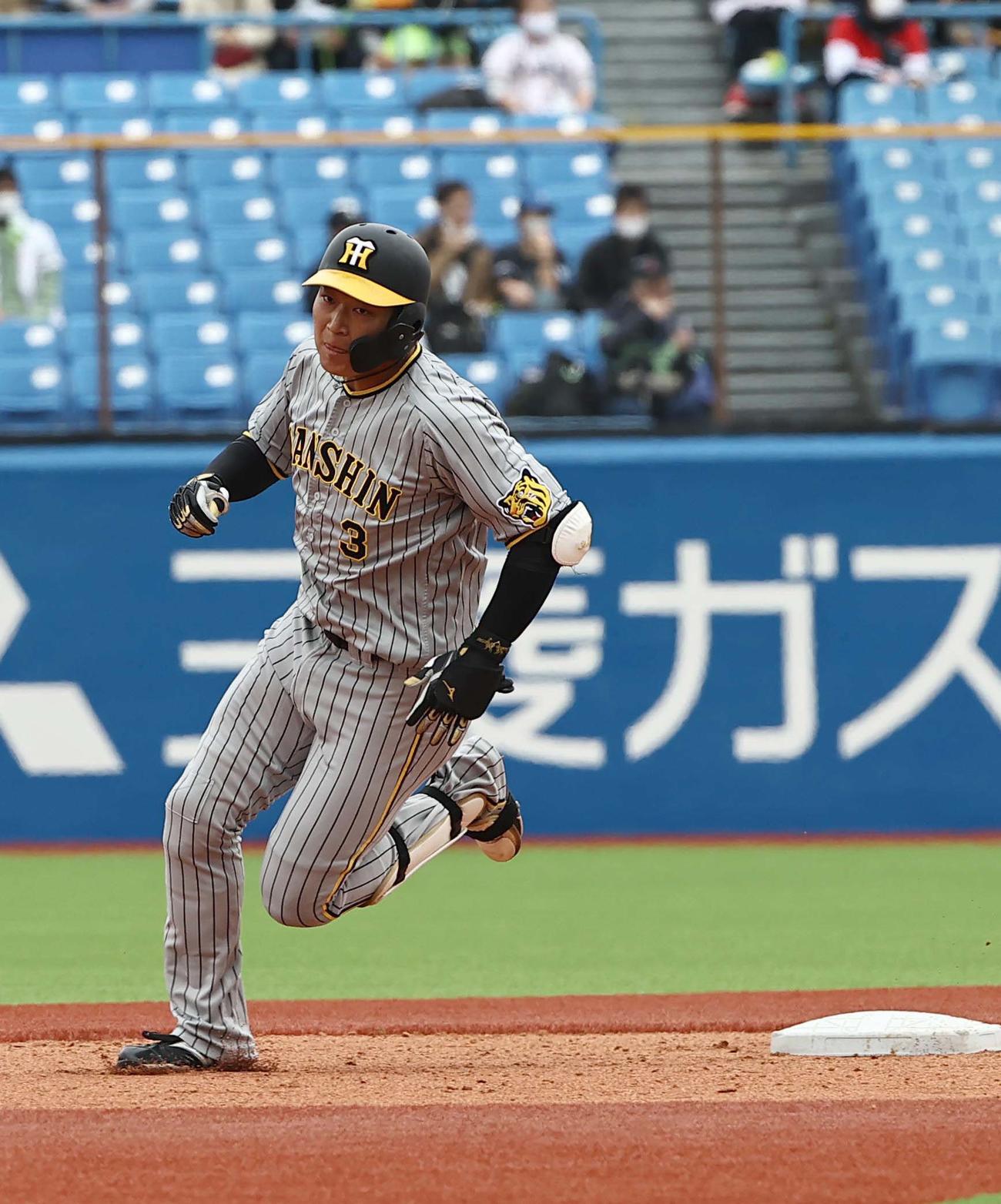 ヤクルト対阪神　1回表阪神2死一塁、大山は先生適時三塁打を放つ（撮影・上田博志）