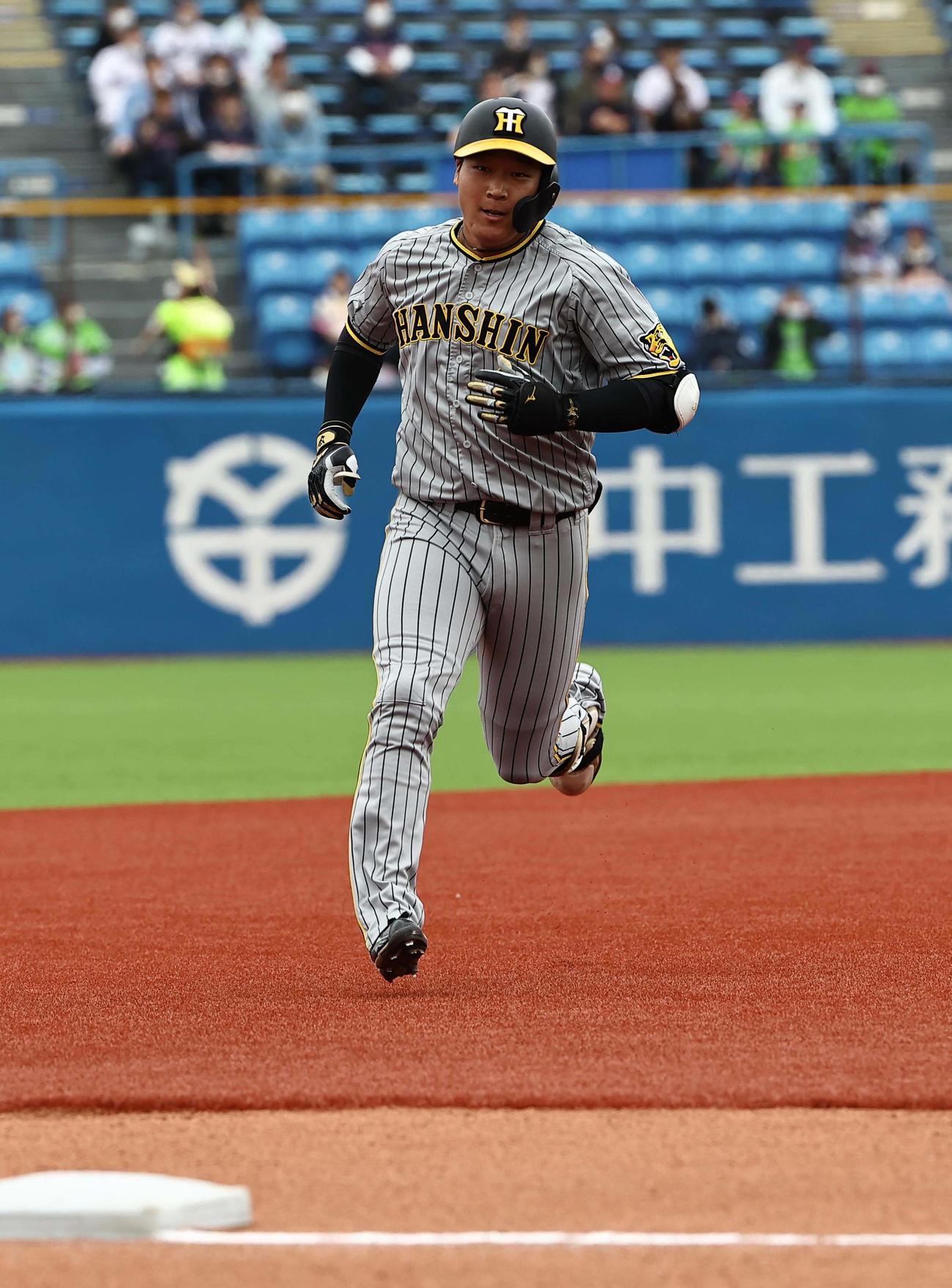 ヤクルト対阪神　1回表阪神2死一塁、大山は先生適時三塁打を放つ（撮影・上田博志）