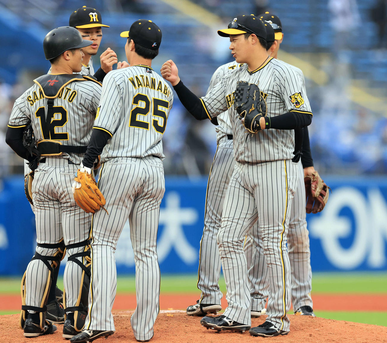 ヤクルト対阪神　8－0の大勝に、笑顔で喜び合う大山（右）ら阪神の選手たち（撮影・浅見桂子）