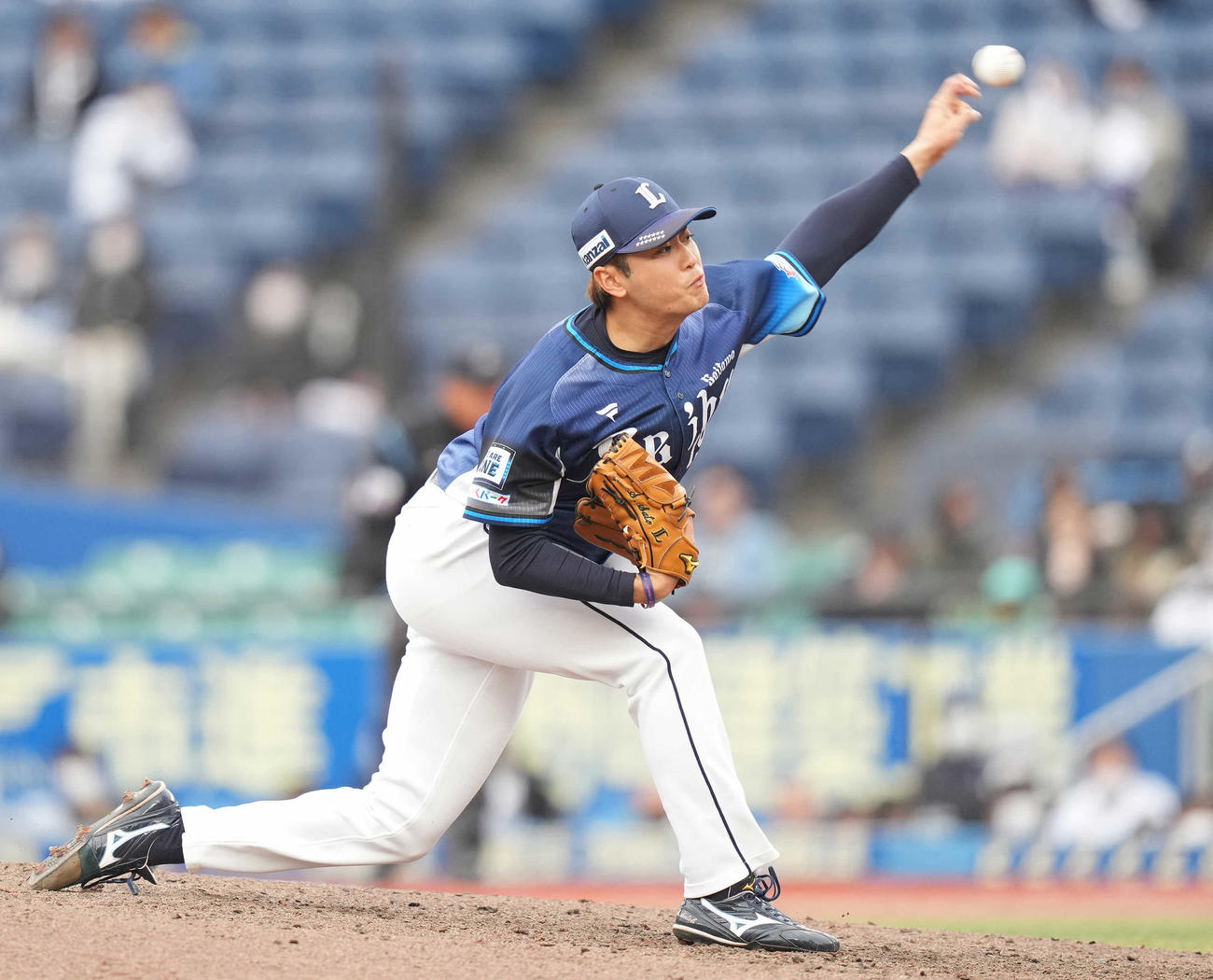ロッテ対西武　9回裏から5番手で登板した西武佐藤隼（撮影・鈴木みどり）