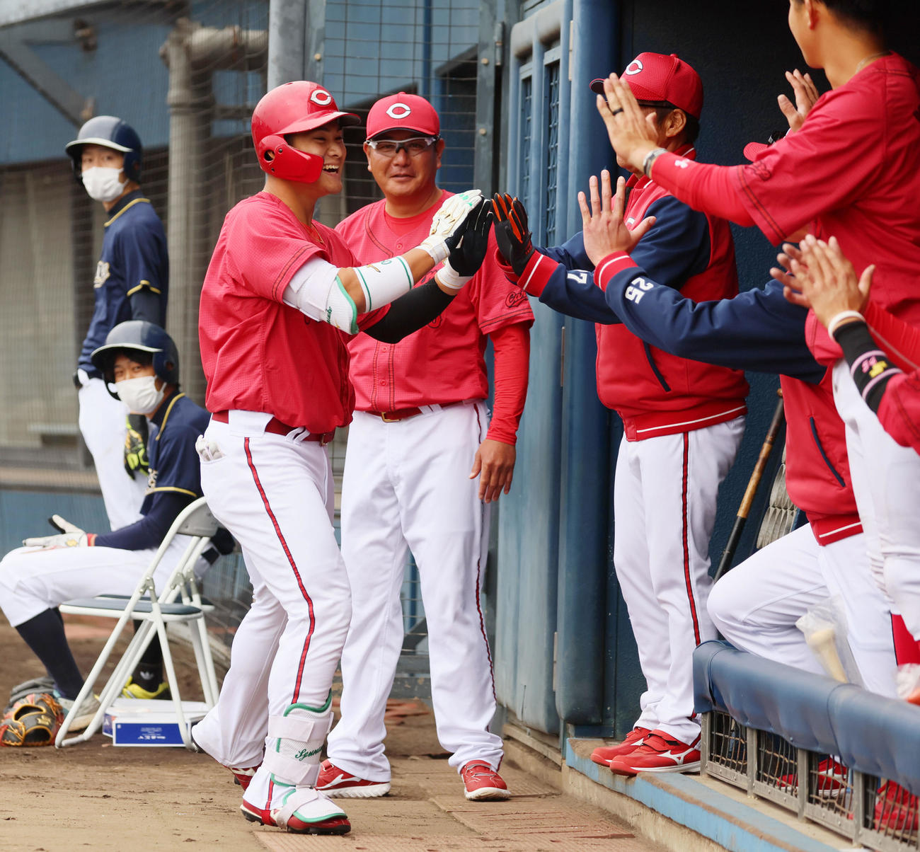 オリックス対広島　7回表広島無死、田村は右越え本塁打を放ちベンチのナインと笑顔でタッチする（撮影・加藤哉）
