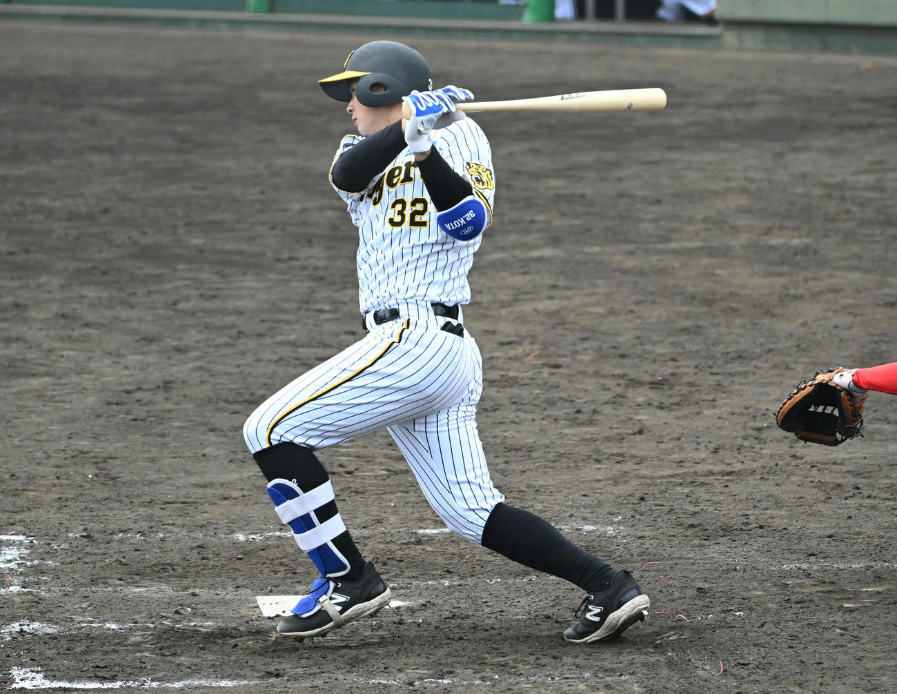 阪神対広島　5回裏阪神　一死一塁　阪神井上は2ゴロを放つ（撮影・石井愛子）