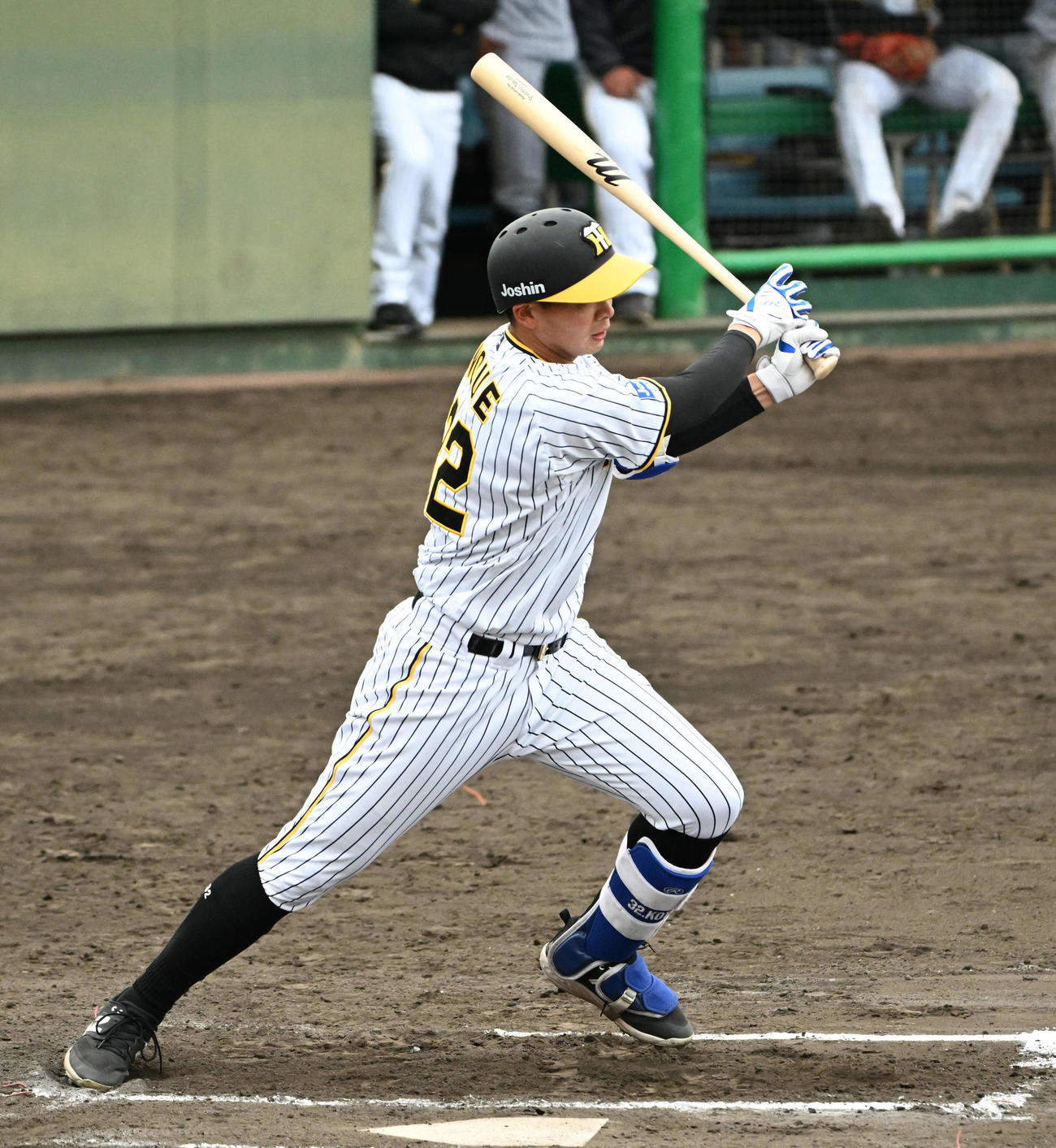 阪神対広島　7回裏阪神　一死二塁　阪神井上は遊ゴロを放つ（撮影・石井愛子）