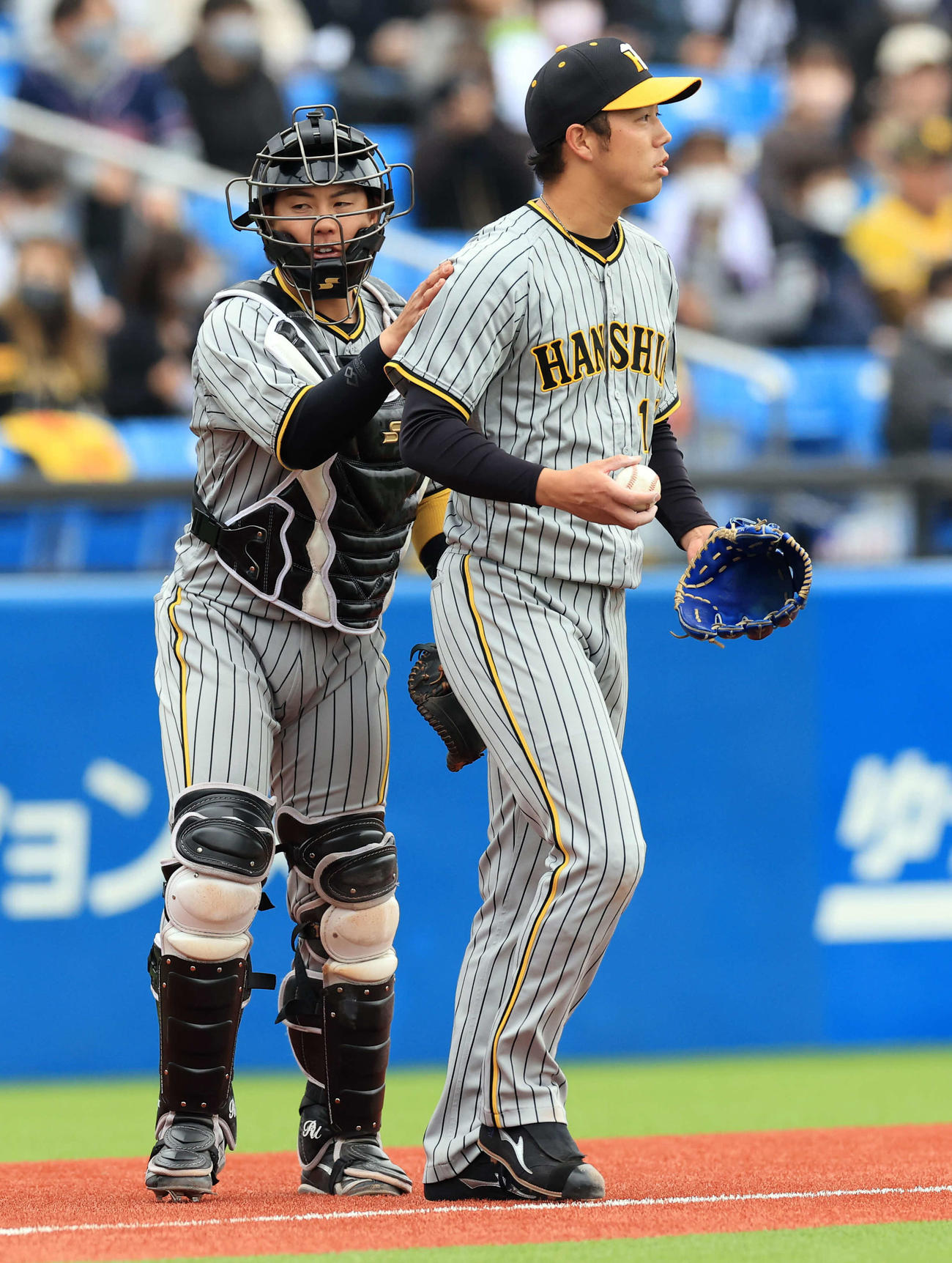 ヤクルト対阪神　5回裏ヤクルト1死一、二塁、オスナを中飛に仕留めた青柳（右）の背中をポンとたたく梅野（撮影・浅見桂子）