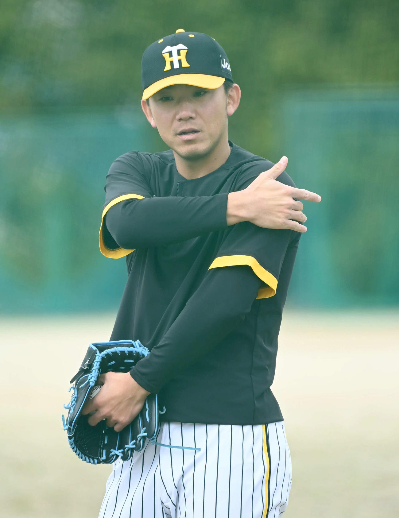 左肩を気にする阪神伊藤将司（撮影・石井愛子）