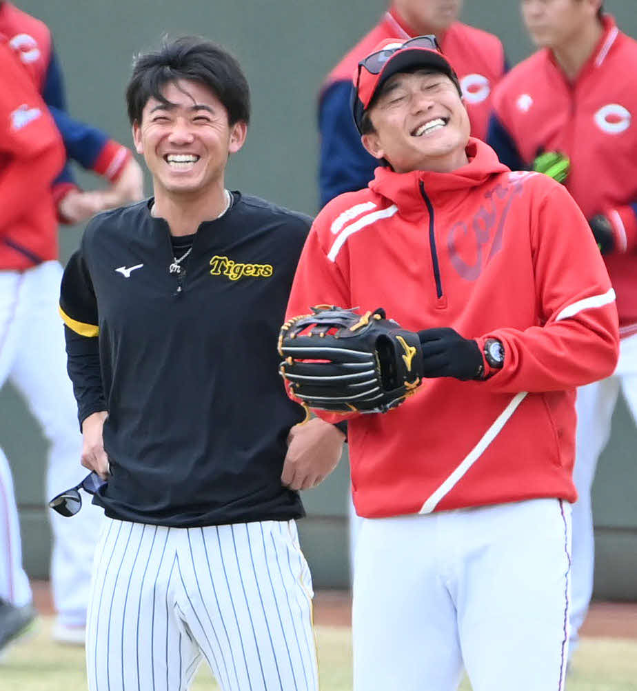 阪神伊藤将司（左）は笑顔で広島新井良太コーチと話す（撮影・石井愛子）