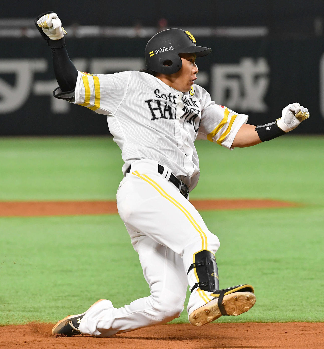 ソフトバンク対DeNA 5回裏ソフトバンク1死二、三塁、柳田は左翼へ逆転2点適時打二塁を放ち、送球間に三塁に滑り込む（撮影・岩下翔太）