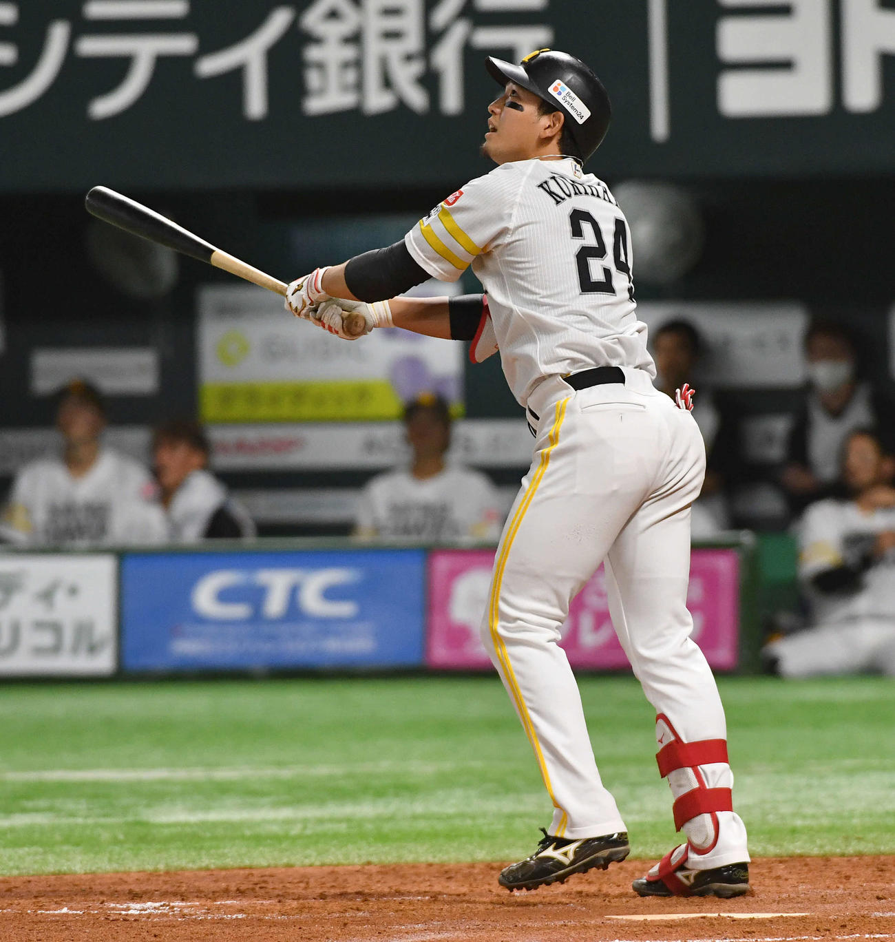 ソフトバンク対DeNA 5回裏ソフトバンク1死三塁、栗原は中犠飛を放つ（撮影・岩下翔太）