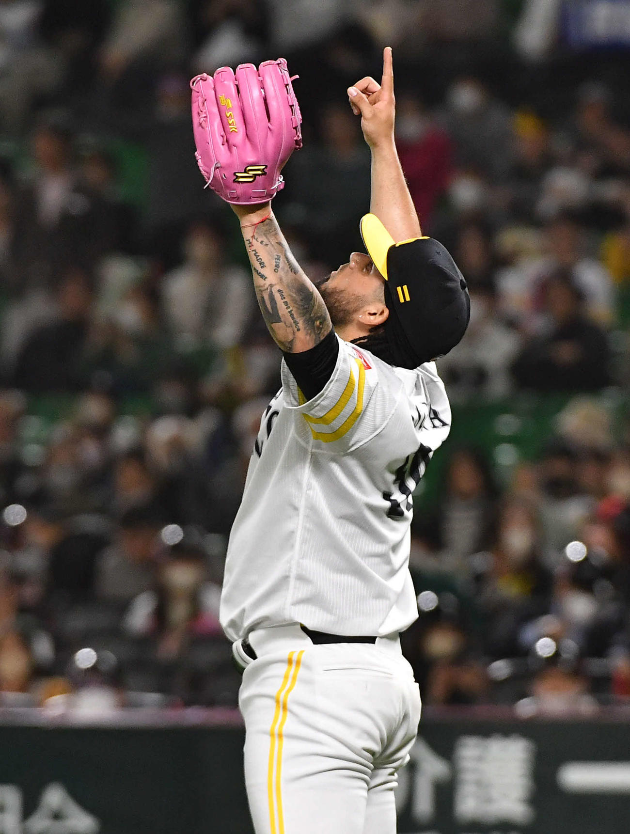 ソフトバンク対DeNA 9回表DeNA2死、伊藤を見逃し三振に抑えて試合を締め、ポーズを決めるオスナ（撮影・岩下翔太）