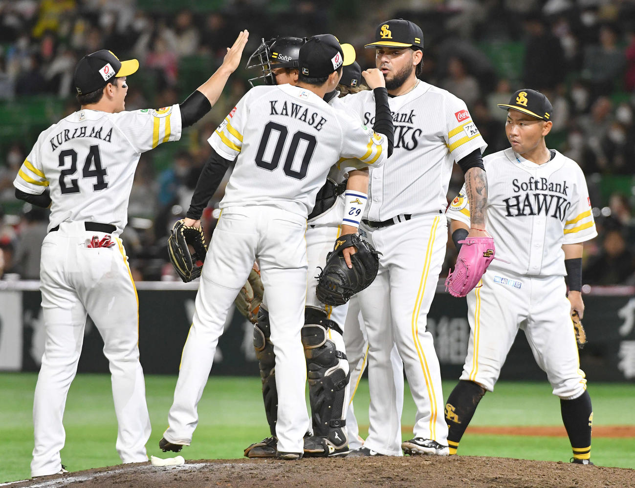 ソフトバンク対DeNA DeNAに勝利し、タッチを交わすソフトバンクナイン（撮影・岩下翔太）