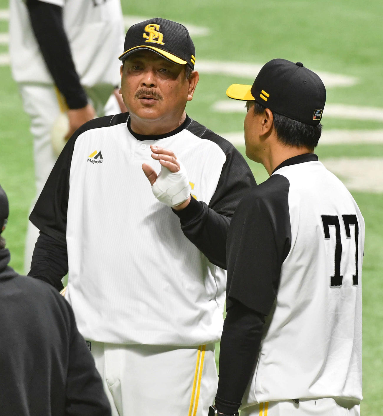ソフトバンク対DeNA　吉本コーチ（右）と話す藤本監督（撮影・岩下翔太）