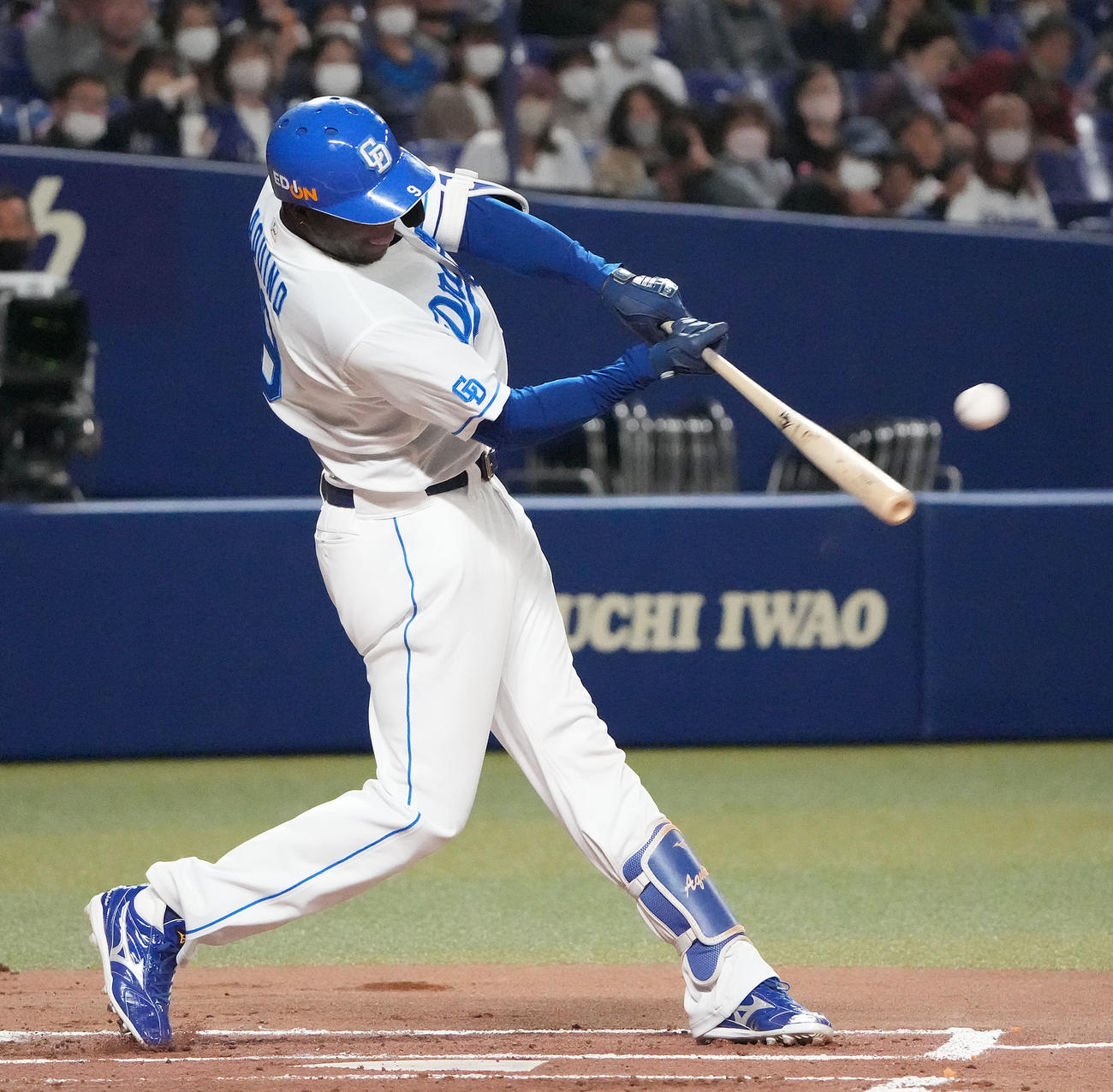 中日対楽天戦　1回裏中日2死一塁、左越え2点本塁打を放つアキーノ（撮影・森本幸一）