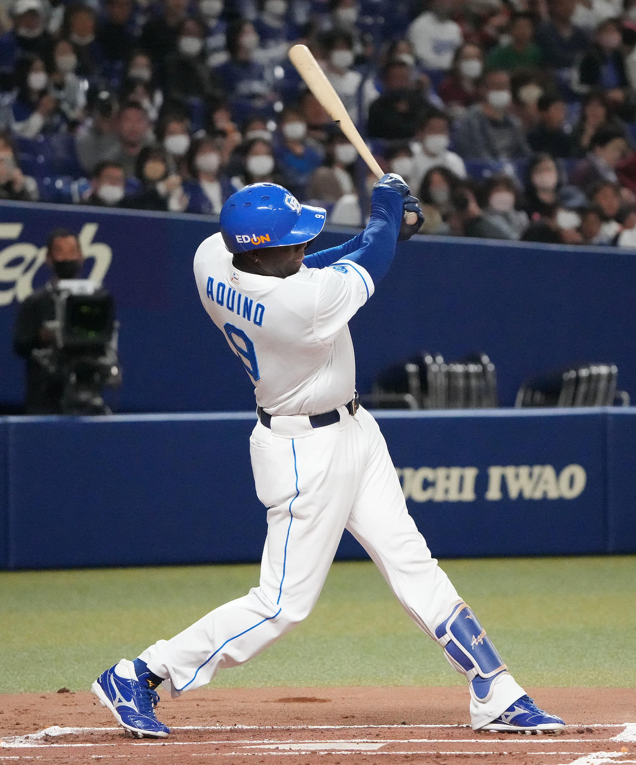 中日対楽天戦　1回裏中日2死一塁、左越え2点本塁打を放つアキーノ（撮影・森本幸一）