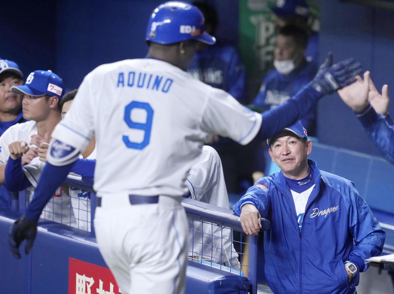 1回、先制2ランを放ったアキーノを迎える中日・立浪監督（右）（共同）
