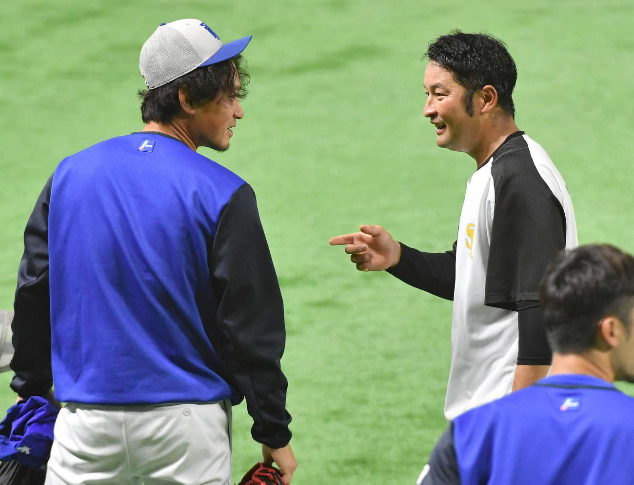 ソフトバンク対DeNA DeNA石田（左）と談笑するソフトバンク嶺井（撮影・岩下翔太）
