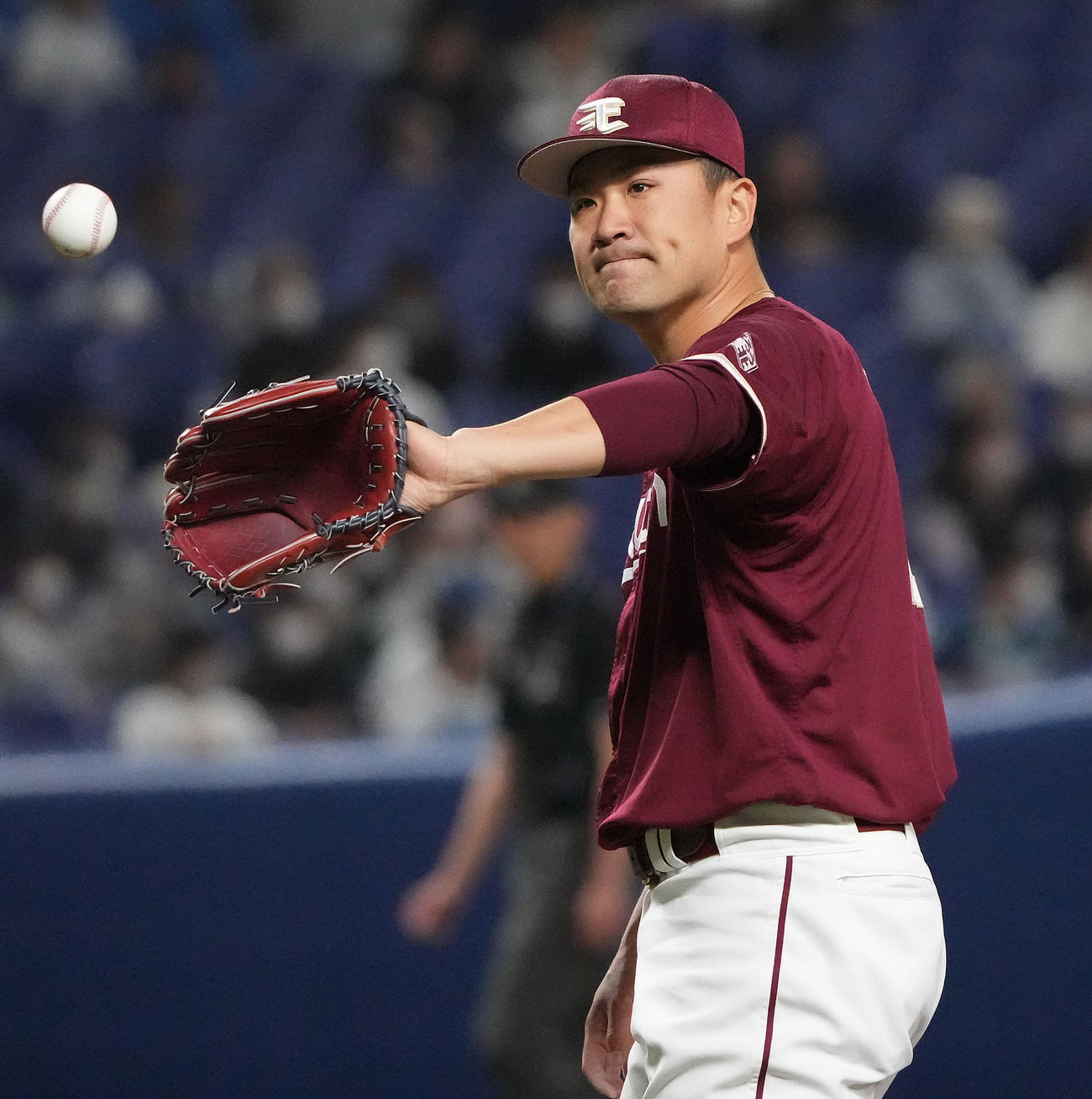 中日対楽天　1回裏中日2死、主審からボールを受け取る田中将（撮影・森本幸一）
