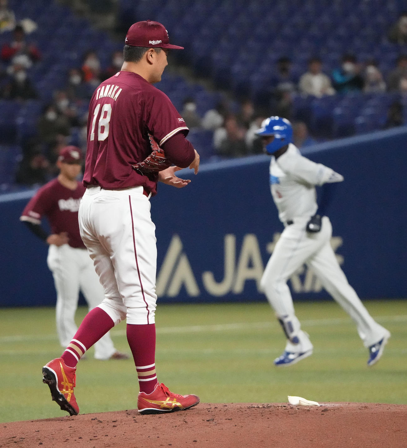 中日対楽天　1回裏中日2死一塁、アキーノに左越え2点本塁打を打たれた田中将（手前）（撮影・森本幸一）