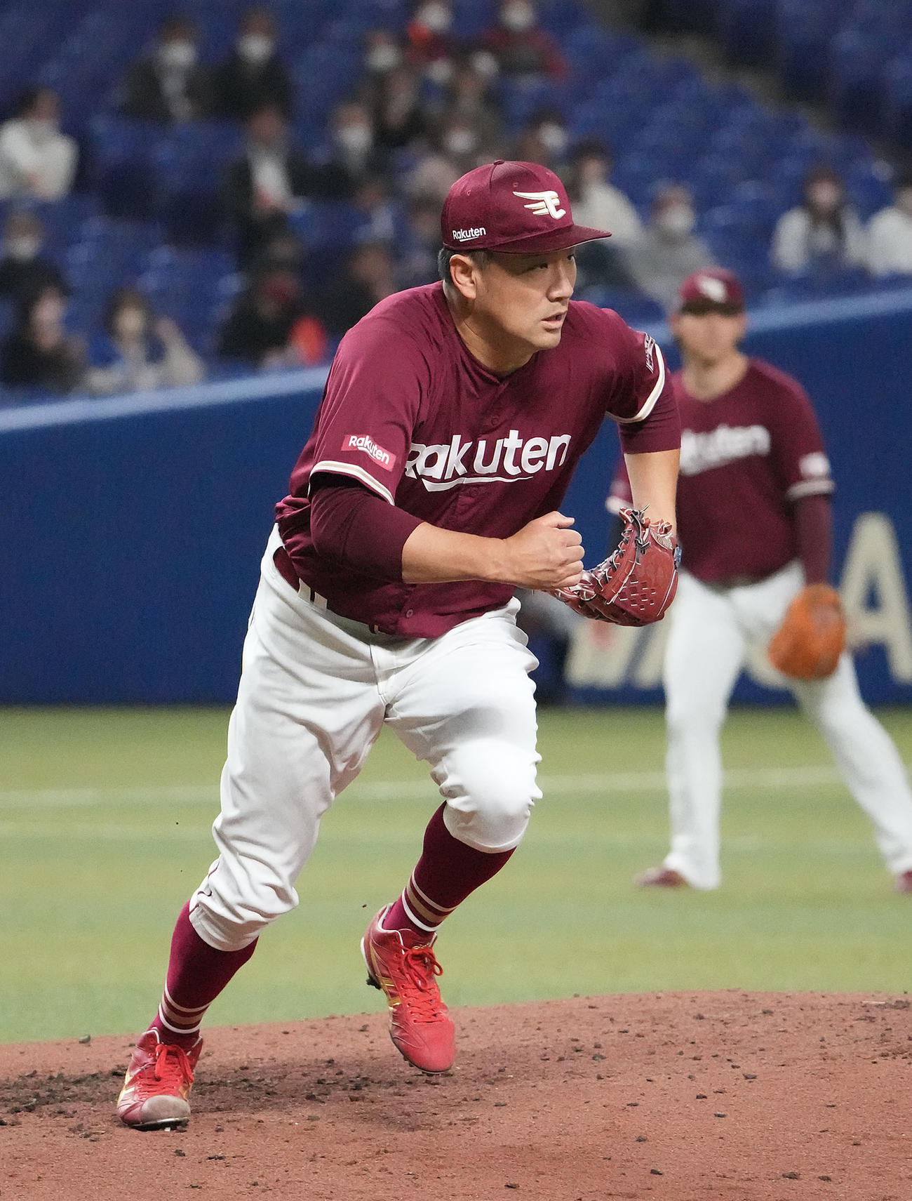 中日対楽天　3回裏中日2死、一塁ベースカバーに向かう楽天先発の田中将（撮影・森本幸一）