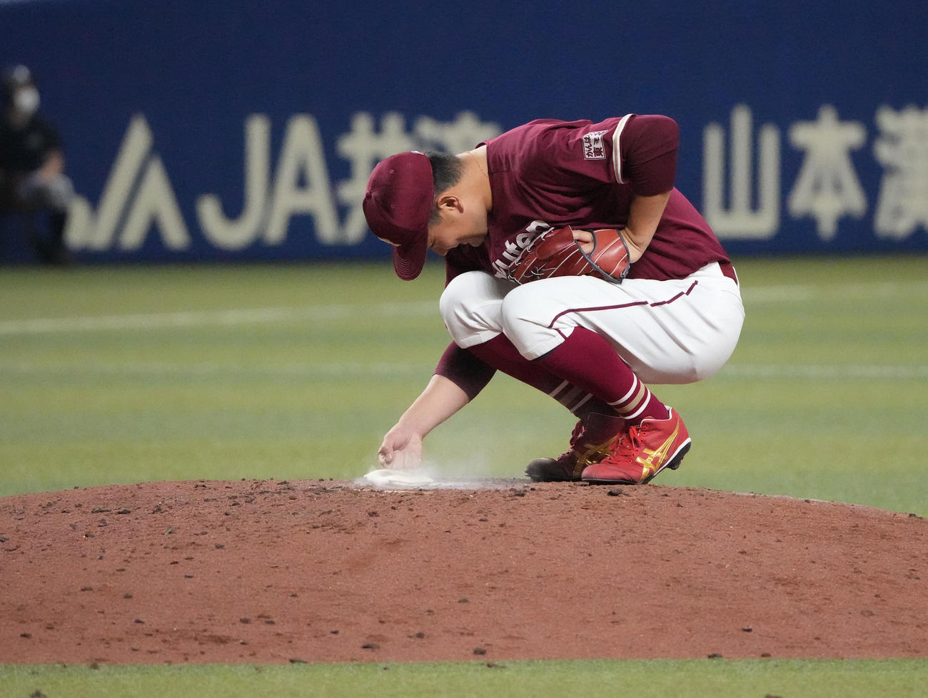 中日対楽天　5回裏中日2死一塁、岡林に適時打を打たれマウンドでロジンをたたく田中将（撮影・森本幸一）