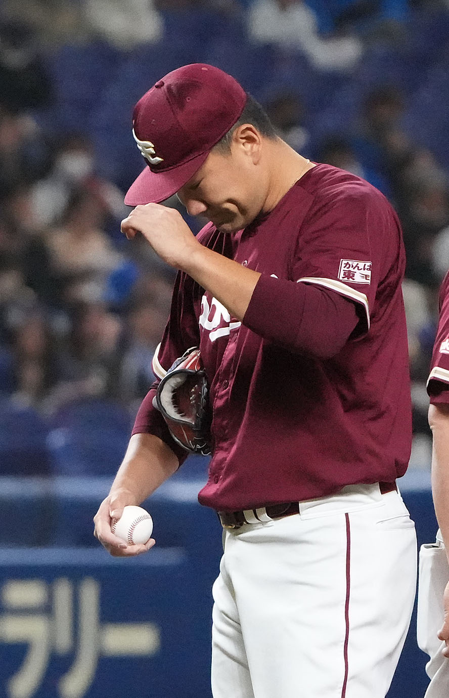 中日対楽天　5回裏中日2死一、三塁、マウンドを降りる田中将（中央）（撮影・森本幸一）