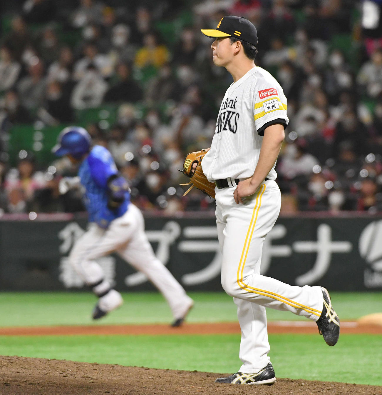 ソフトバンク対DeNA 6回表DeNA無死、宮崎（左）にこの試合2本目となる左越え本塁打を打たれ、悔しそうな表情を見せる大関（撮影・岩下翔太）