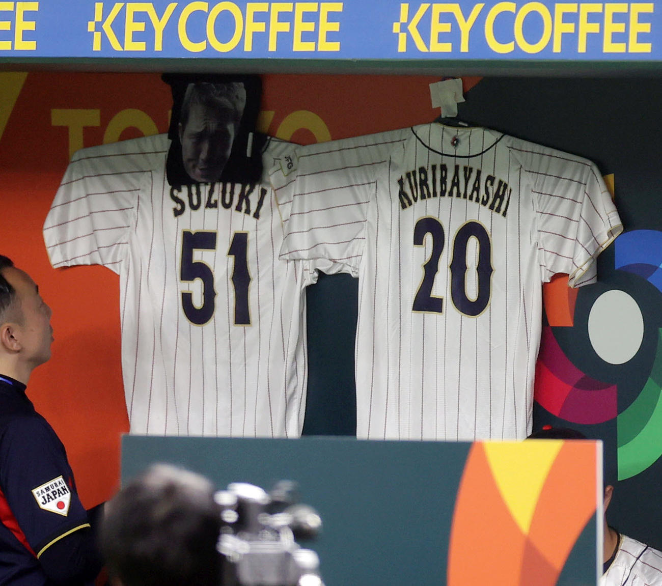 16日、WBC日本対イタリア戦のベンチに飾られる鈴木（左）と栗林のユニホーム