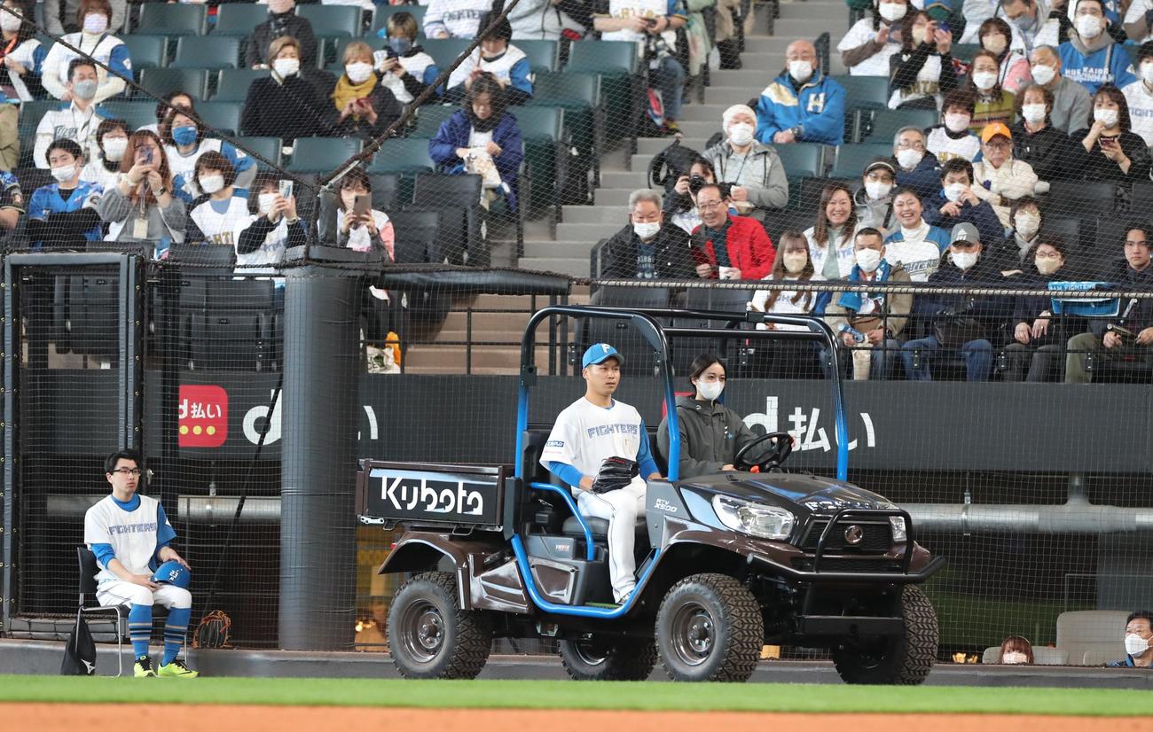 リリーフカーに乗る日本ハム長谷川