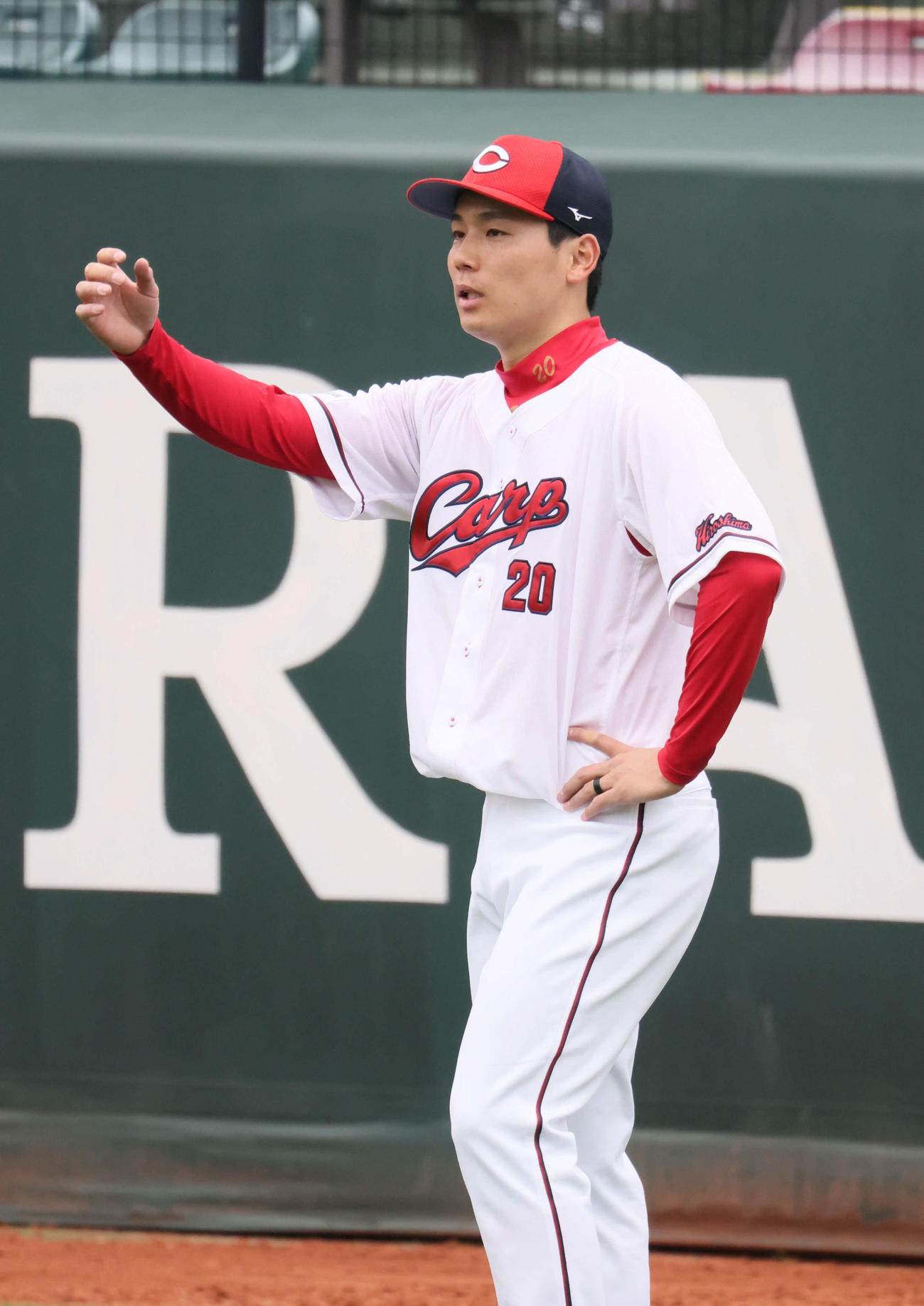 オープン戦広島対オリックス　試合前練習　別メニューの広島栗林（撮影・加藤孝規）