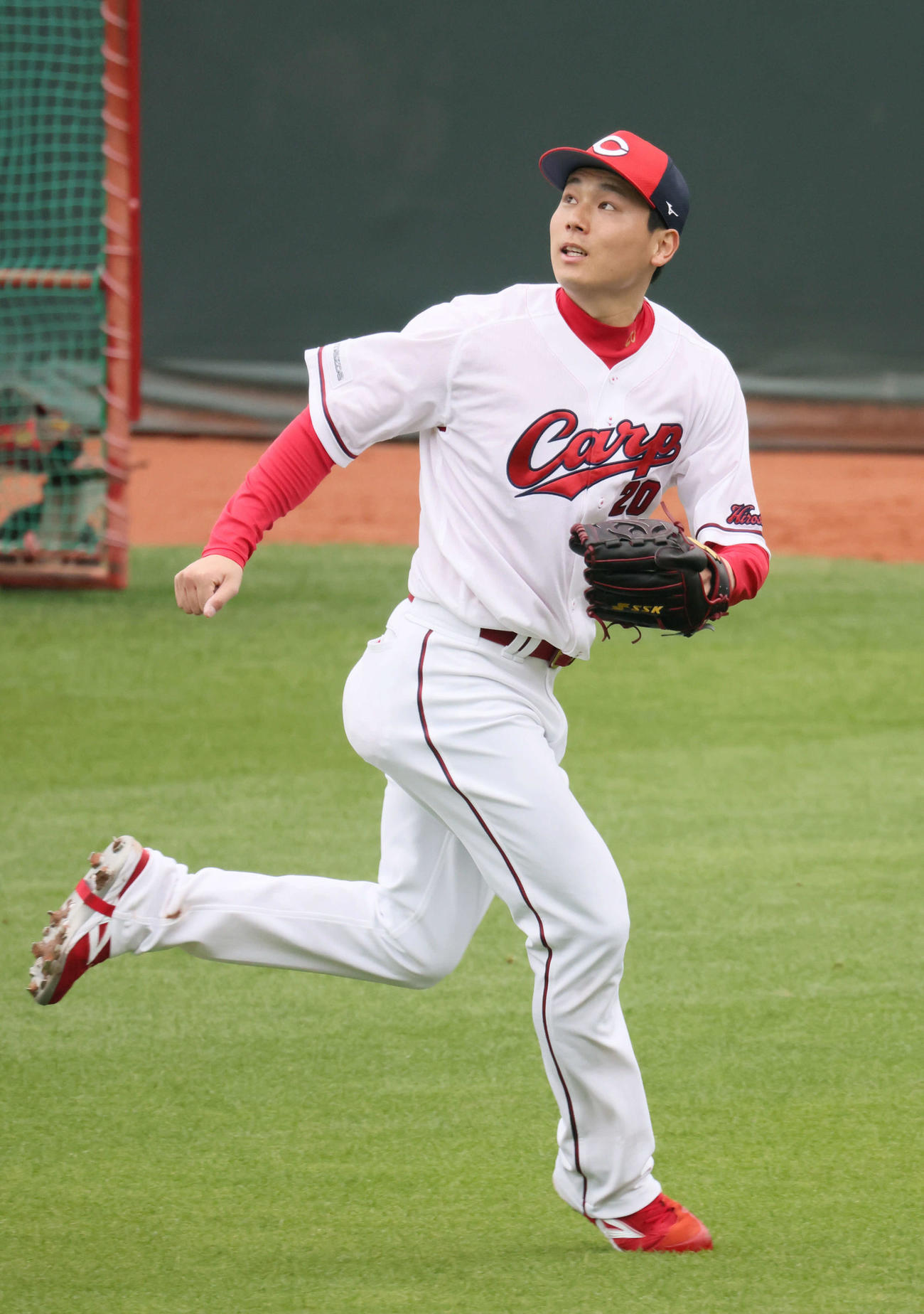 オープン戦広島対オリックス　試合前練習　別メニューの広島栗林。外野に飛んできたボールを追う（撮影・加藤孝規）