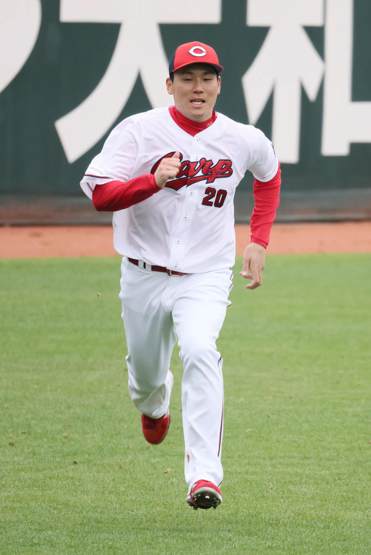 オープン戦広島対オリックス　試合前練習　別メニューの広島栗林は走り込む（撮影・加藤孝規）