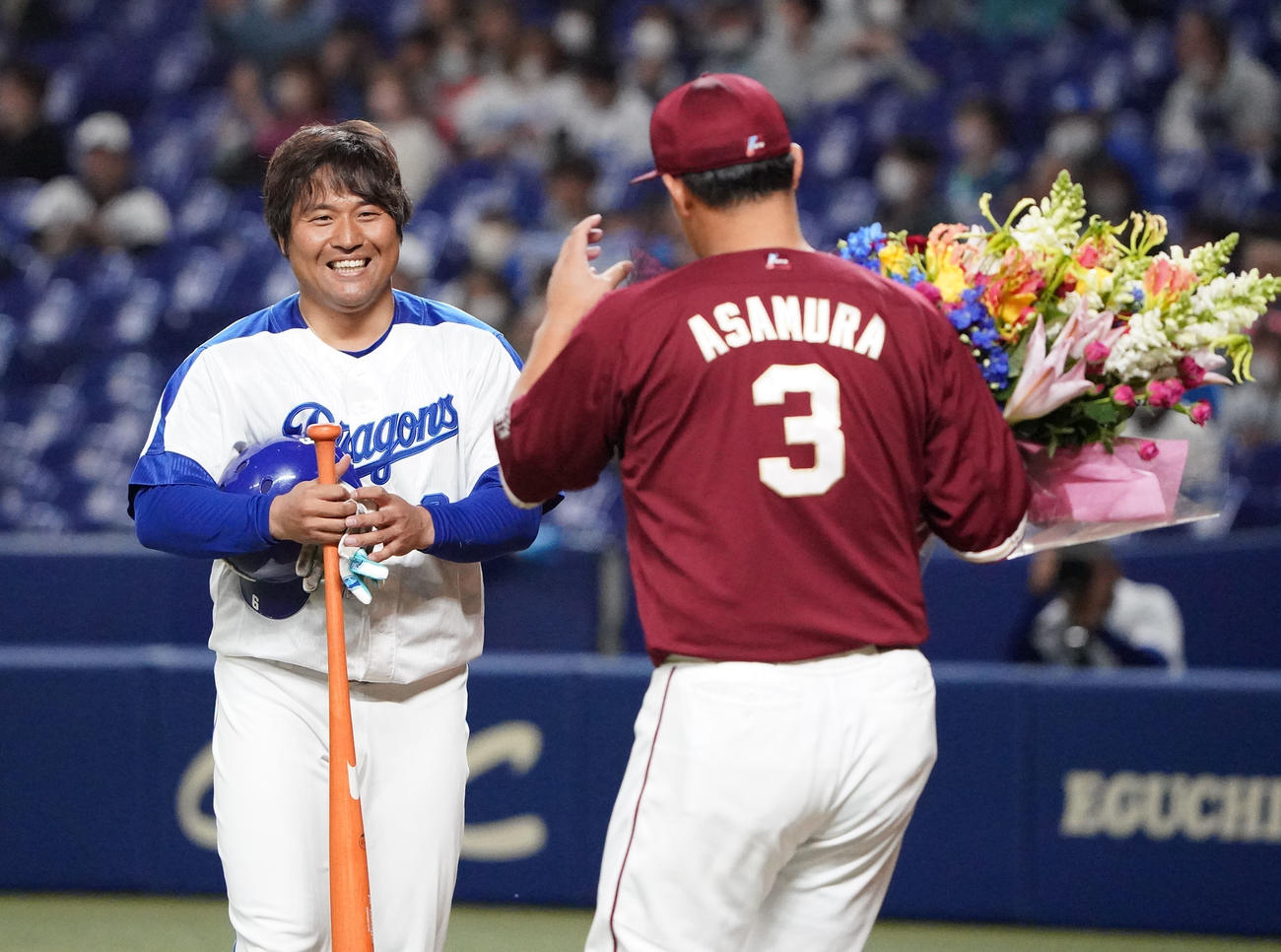 中日対楽天　試合前、打撃練習を行い浅村から花束を受け取る平田氏（左）（撮影・森本幸一）