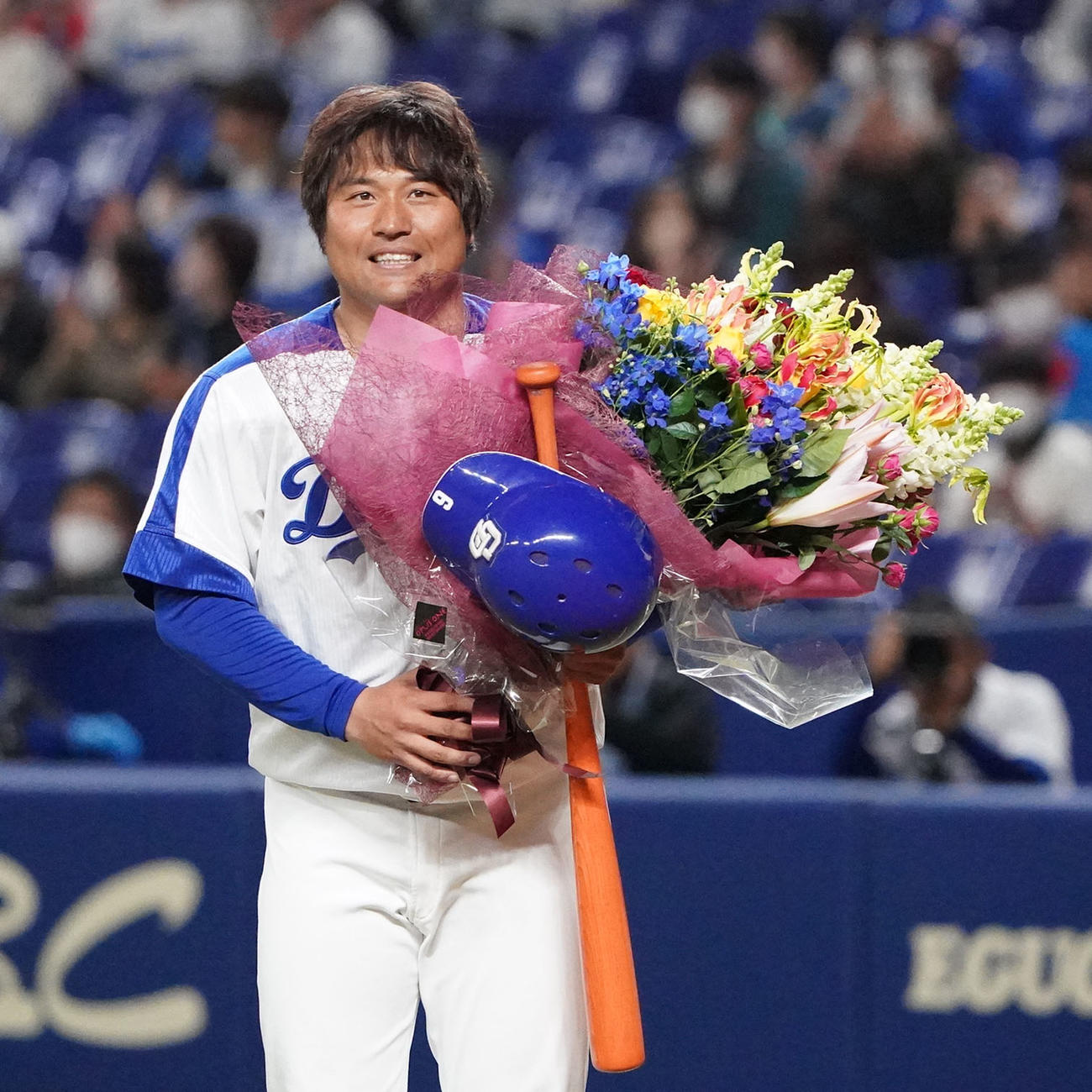 中日対楽天　試合前、打撃練習を行い花束を手に一礼する平田良介氏（撮影・森本幸一）