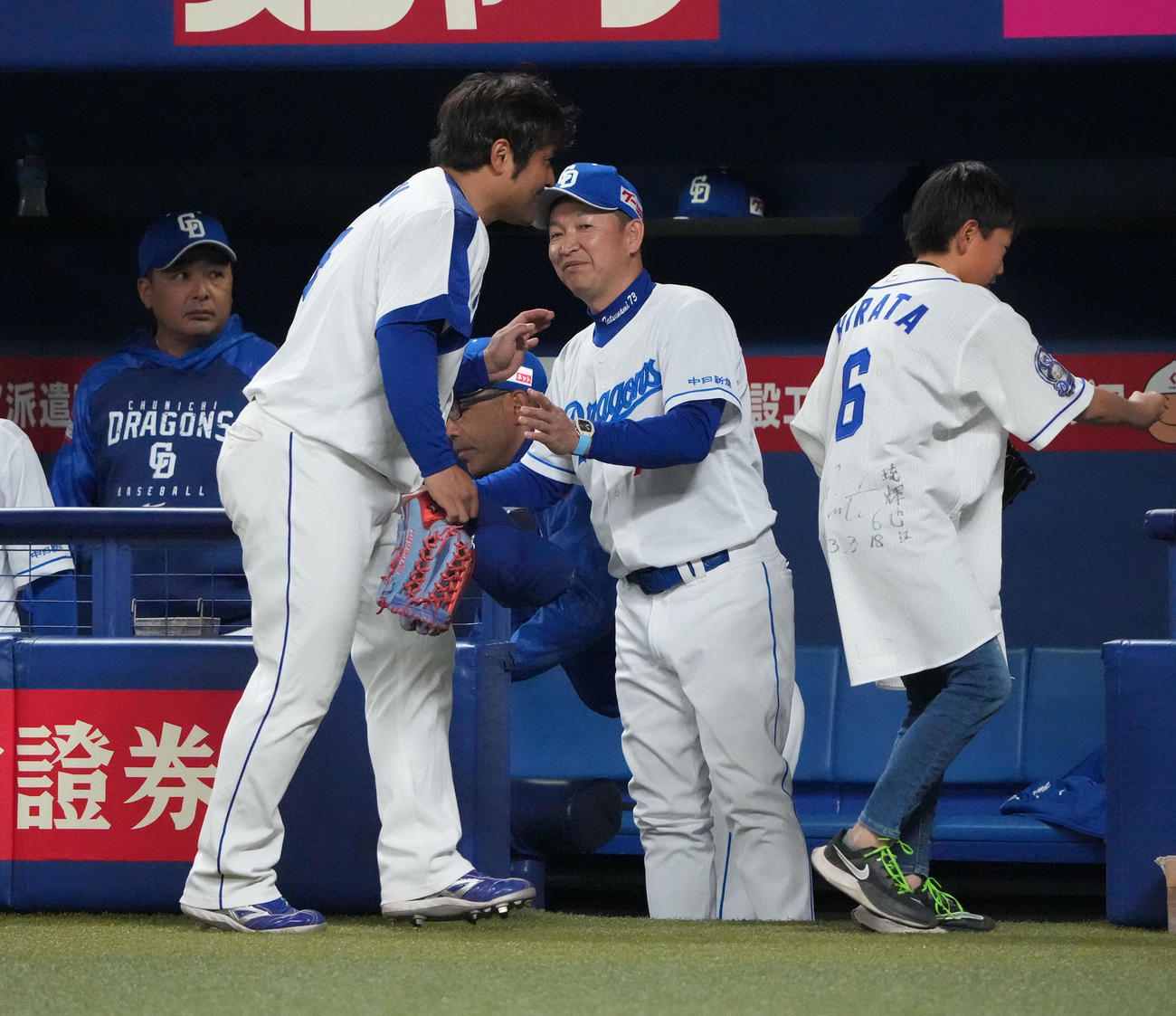 中日対楽天　試合前、セレモニーをおこなった平田親子を迎える立浪監督（中央）（撮影・森本幸一）
