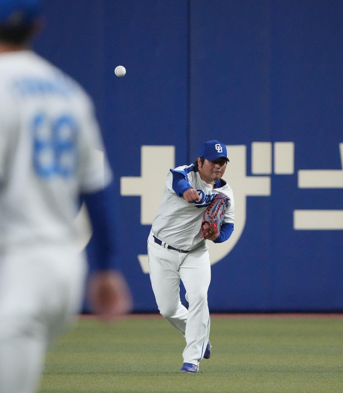 中日対楽天　試合前、シートノックでライトのポジションにつきノックを受ける平田氏（右）（撮影・森本幸一）
