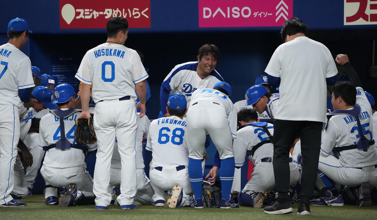 中日対楽天　試合前、円陣の輪に加わり声出しを行った平田氏（中央・奥）（撮影・森本幸一）