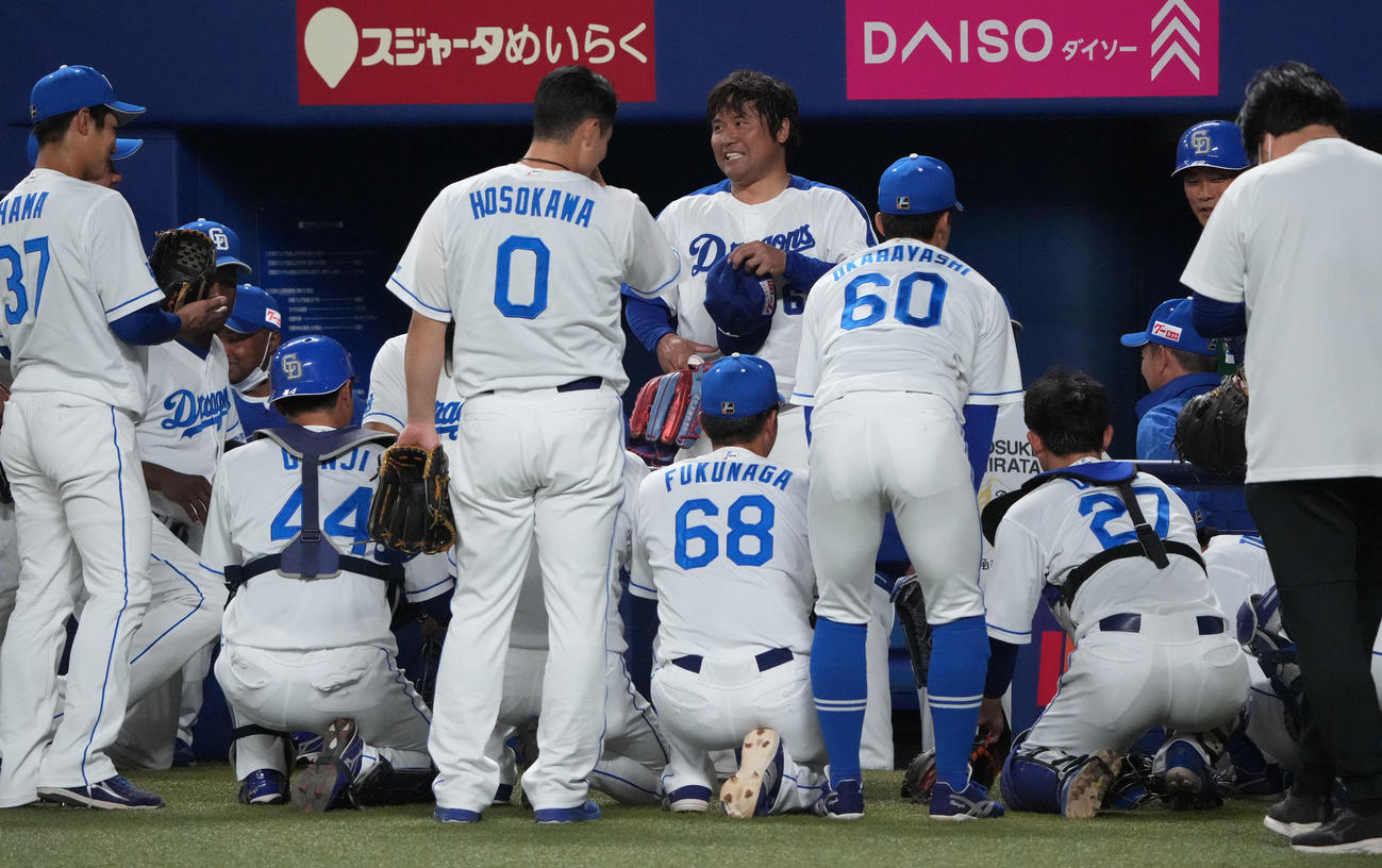 中日対楽天　試合前、円陣の輪に加わり声出しを行った平田氏（中央・奥）（撮影・森本幸一）