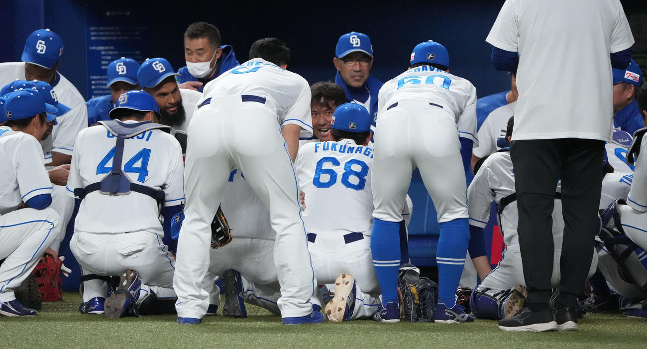 中日対楽天　試合前、円陣の輪に加わり声出しをする平田氏（中央・奥）（撮影・森本幸一）