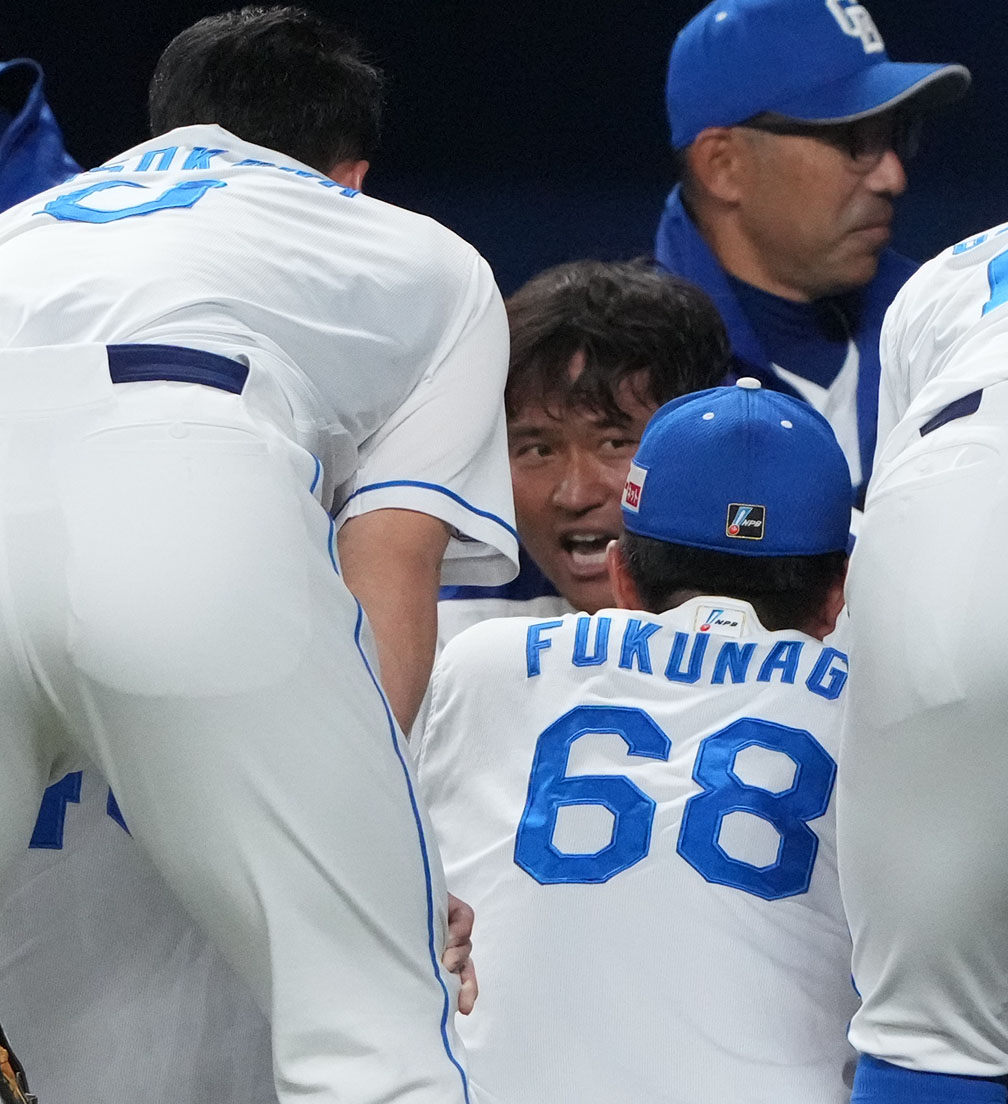 中日対楽天　試合前、円陣の輪に加わり声出しをする平田氏（中央・奥）（撮影・森本幸一）