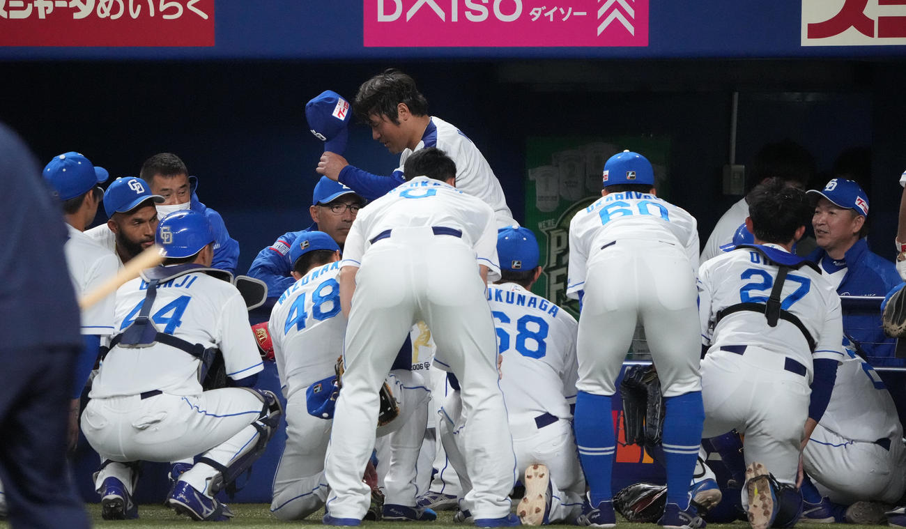 中日対楽天　試合前、円陣の輪に加わり声出しをする平田氏（中央・奥）（撮影・森本幸一）