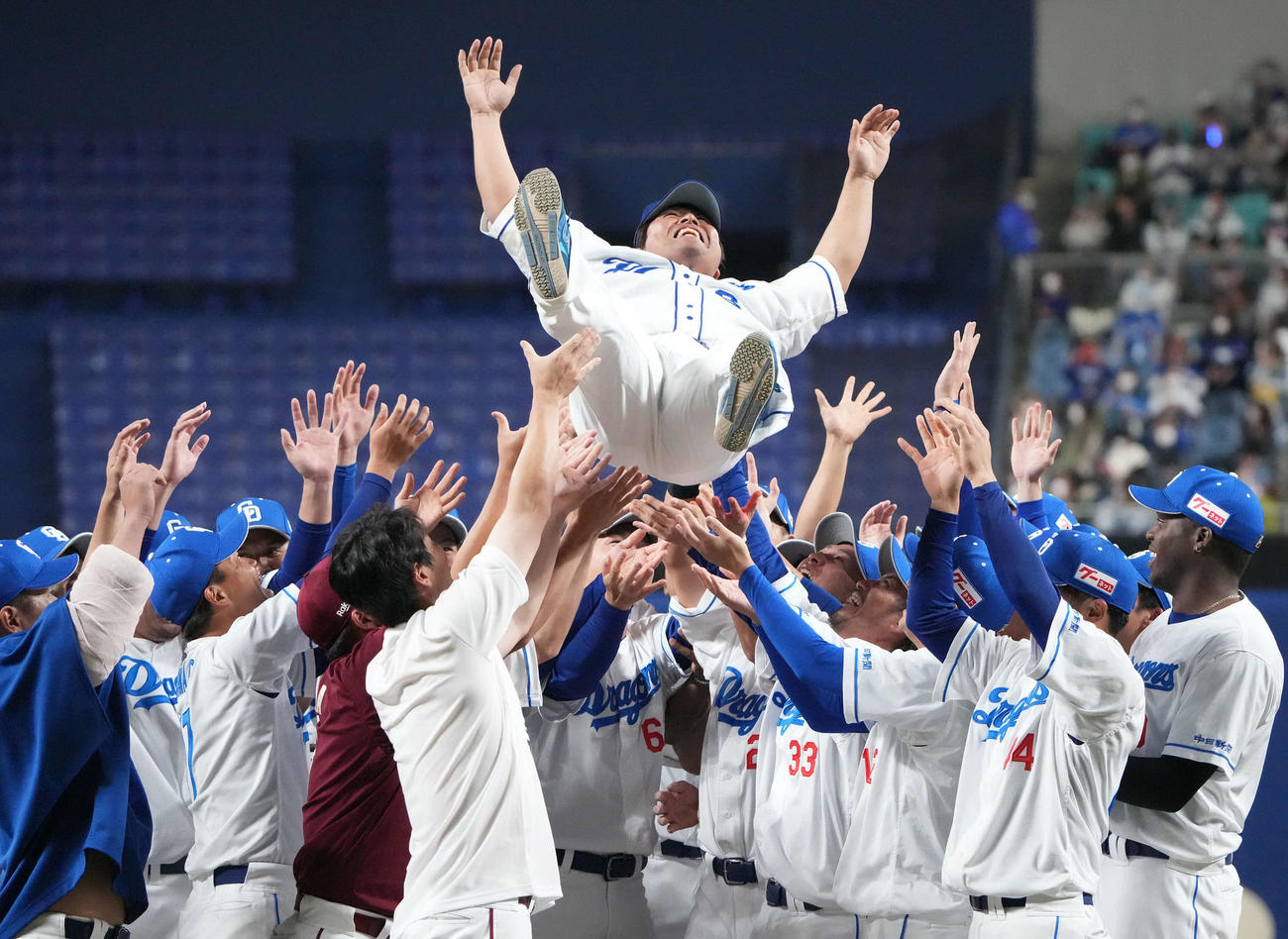 中日対楽天　引退セレモニーで胴上げされる平田氏（撮影・森本幸一）