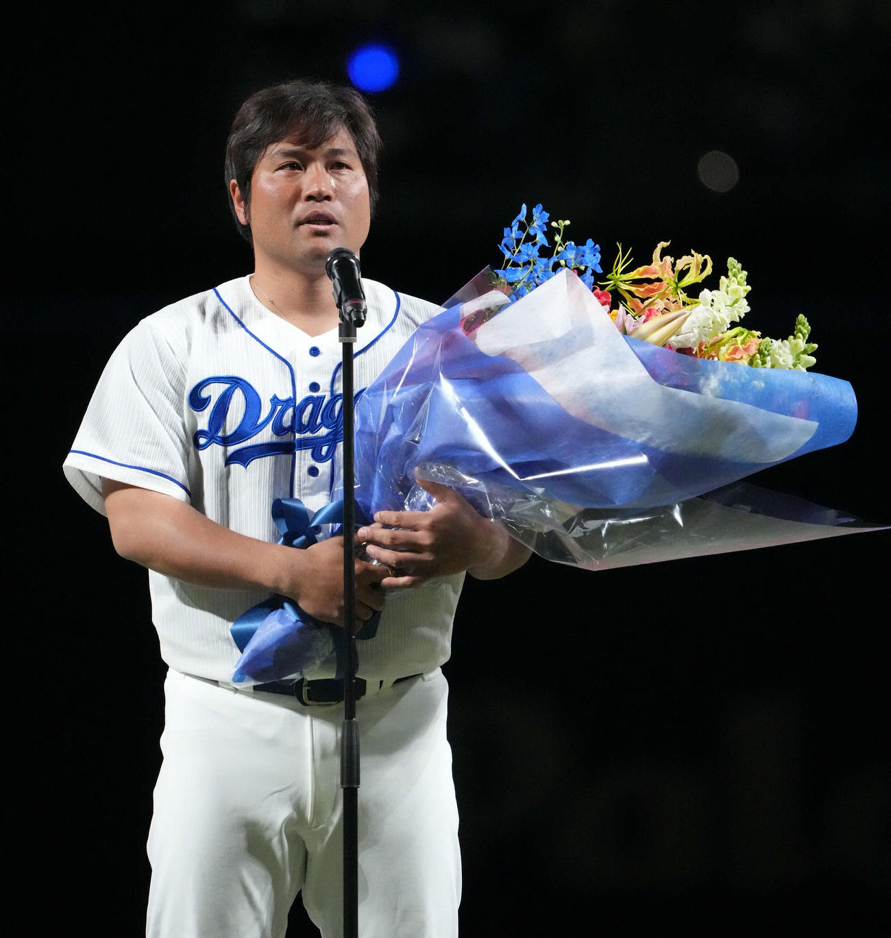 中日対楽天　引退セレモニーで花束を手にあいさつする平田良介（撮影・森本幸一）