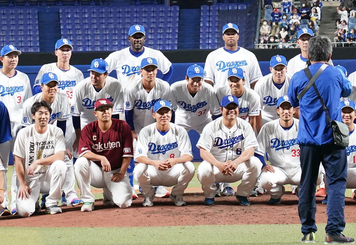 中日対楽天　引退セレモニー終え記念撮影に納まる（前列左から）阿部、浅村、大島、平田氏（撮影・森本幸一）
