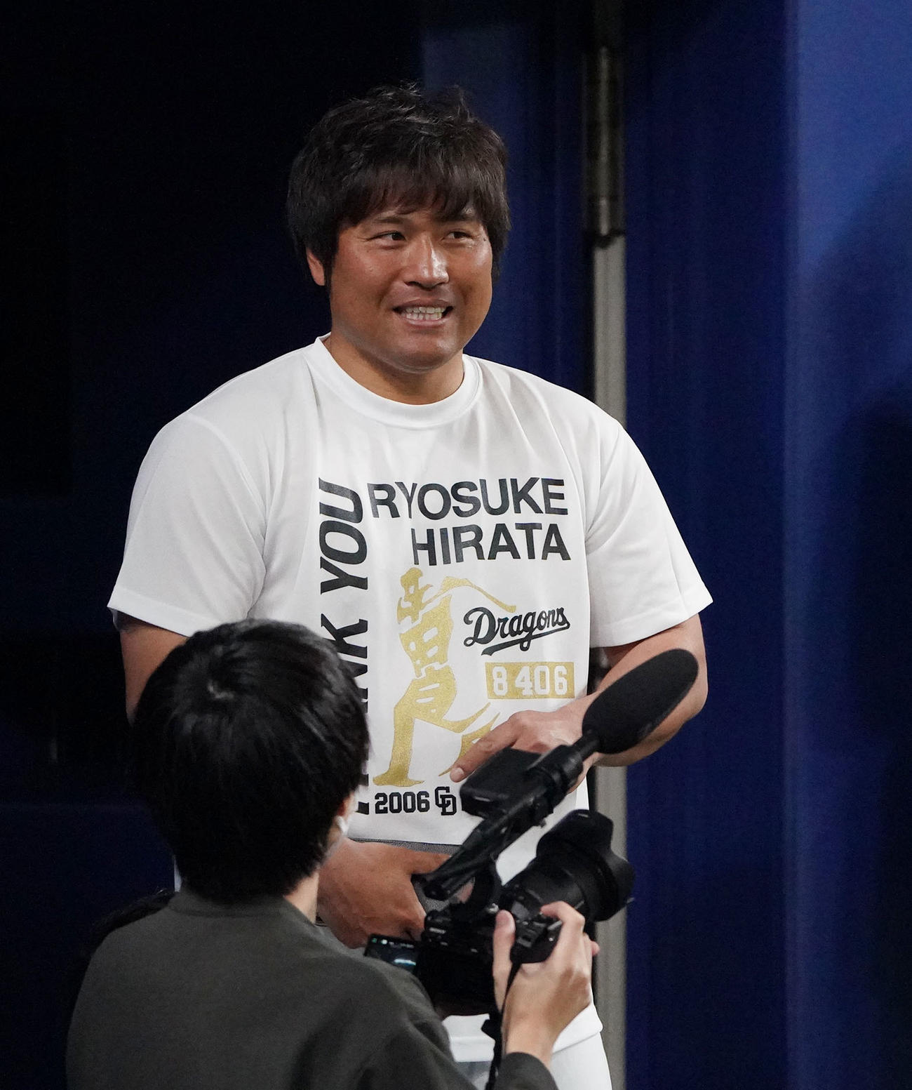 中日対楽天　試合前、練習を見つめる平田氏（撮影・森本幸一）