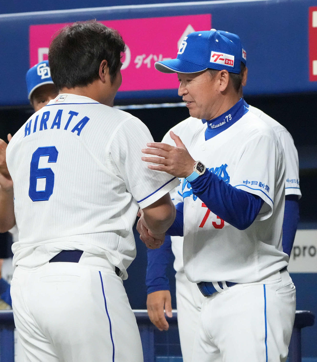 中日対楽天　引退セレモニーを終え平田氏と言葉を交わす立浪監督（右）（撮影・森本幸一）