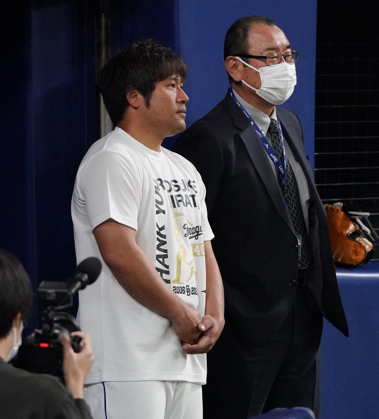 中日対楽天　練習を見つめる平田氏（左）（撮影・森本幸一）
